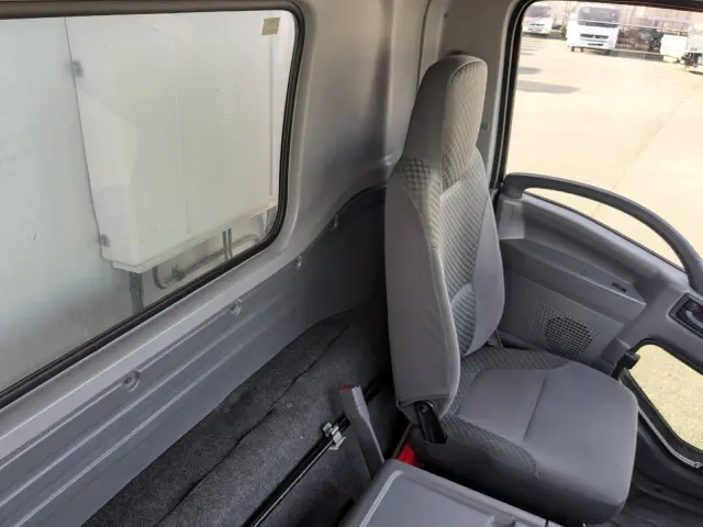 いすゞ フォワード LKG-FTR90T2(2WD)の写真38