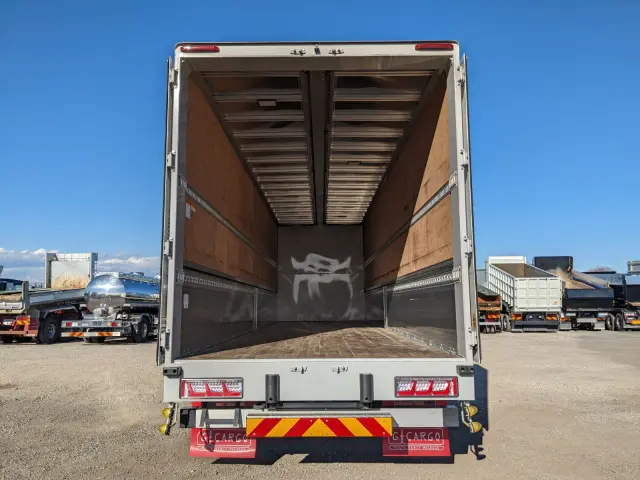 いすゞ ギガ 2PG-CYJ77D(8x4)の写真9