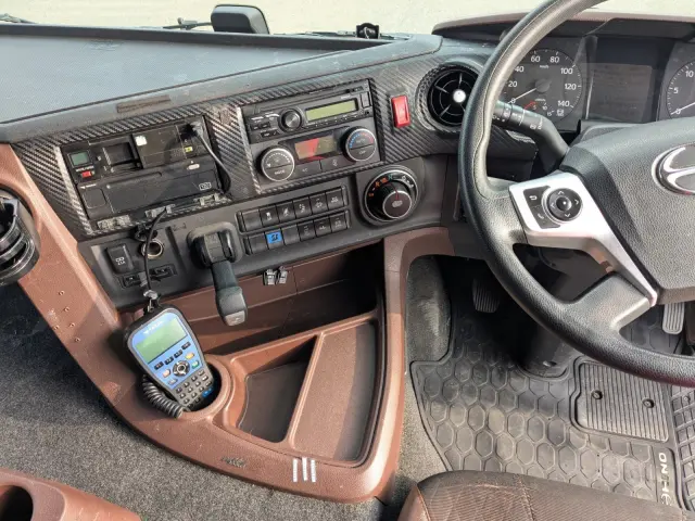 日野 プロフィア 2DG-FR1AHG(6x2)の写真34