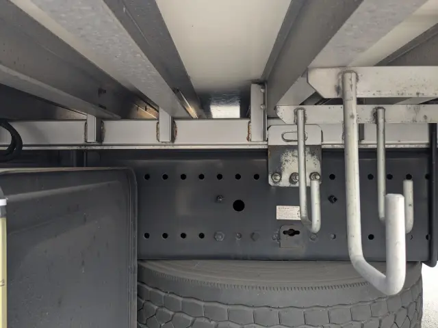 日野 プロフィア 2DG-FR1AHB(6x2)の写真11