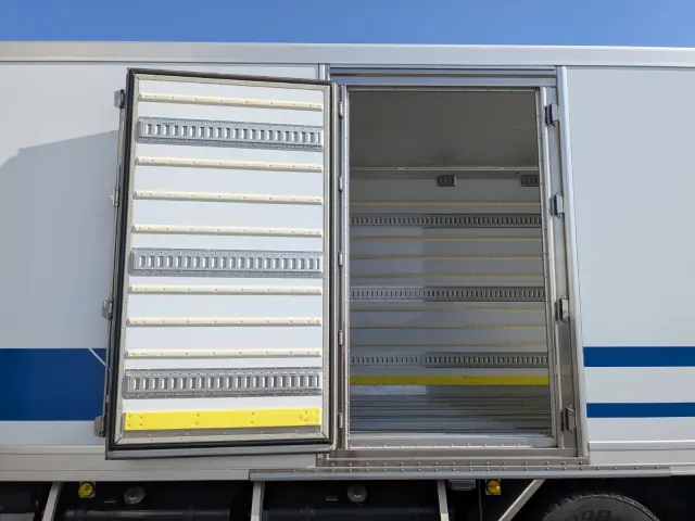 日野 プロフィア 2DG-FR1AHB(6x2)の写真16