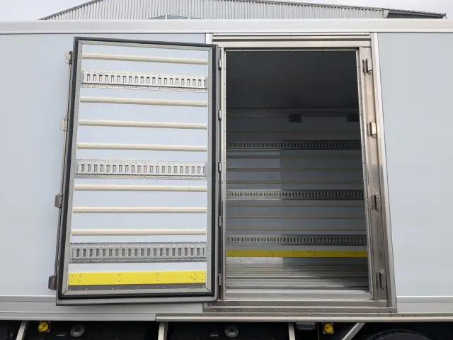 日野 プロフィア 2DG-FR1AHB(6x2)の写真16