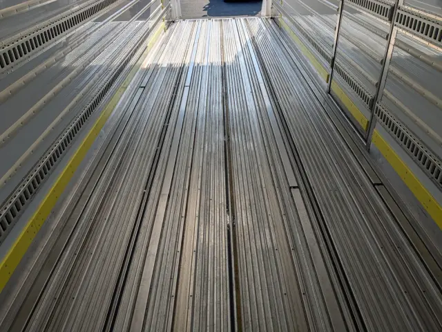 日野 プロフィア 2DG-FR1AHB(6x2)の写真26