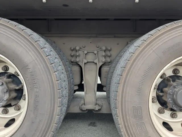 いすゞ ギガ QKG-CYL77B(6x2)の写真11