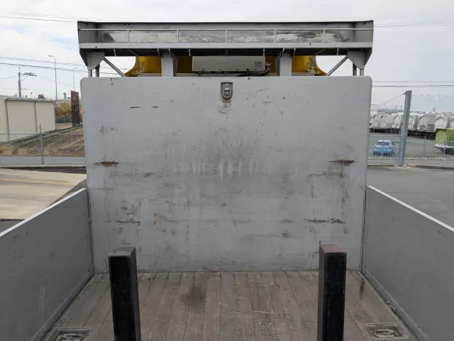 いすゞ ギガ QKG-CYL77B(6x2)の写真20