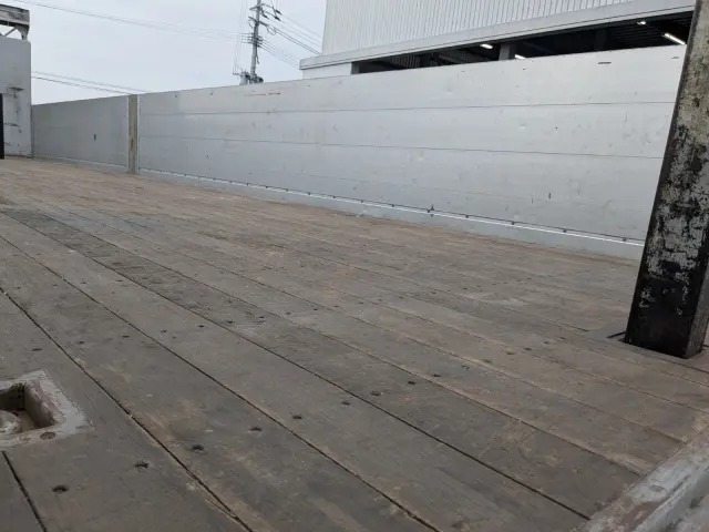 いすゞ ギガ QKG-CYL77B(6x2)の写真23