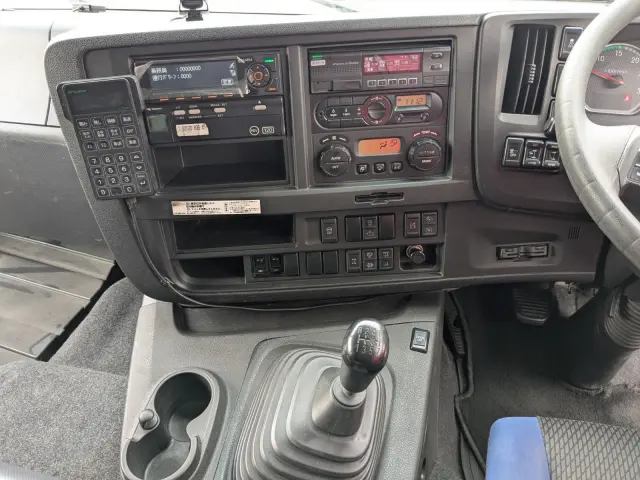 いすゞ ギガ QKG-CYL77B(6x2)の写真27