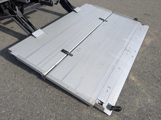 いすゞ ギガ 2PG-CYJ77C(8x4)の写真9