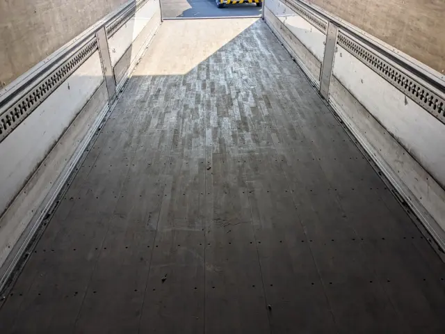 いすゞ ギガ 2PG-CYJ77C(8x4)の写真25