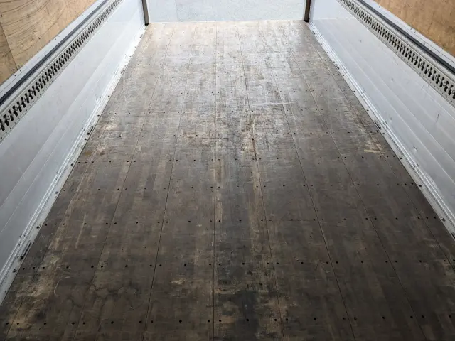 いすゞ フォワード 2RG-FRR90T2(2WD)の写真23