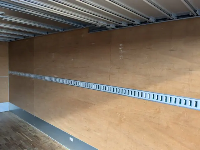 いすゞ エルフ 2RG-FRR90S2(2WD)の写真25