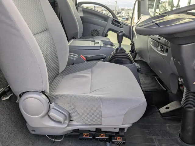 いすゞ エルフ 2RG-FRR90S2(2WD)の写真31