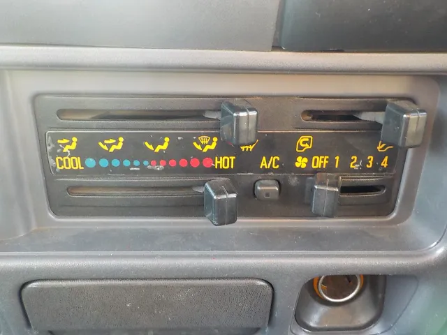 いすゞ エルフ PB-NKR81ANの写真44