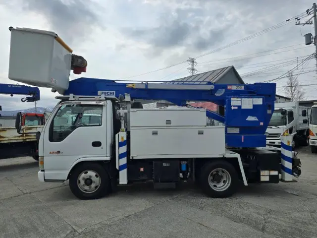 いすゞ エルフ 4HL1(2WD)の写真6