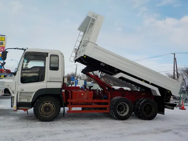 いすゞ ギガ QKG-CXZ77AT(2WD)の写真8