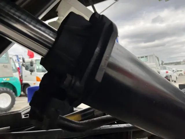 いすゞ エルフ BKG-NJR85AN(2WD)の写真12