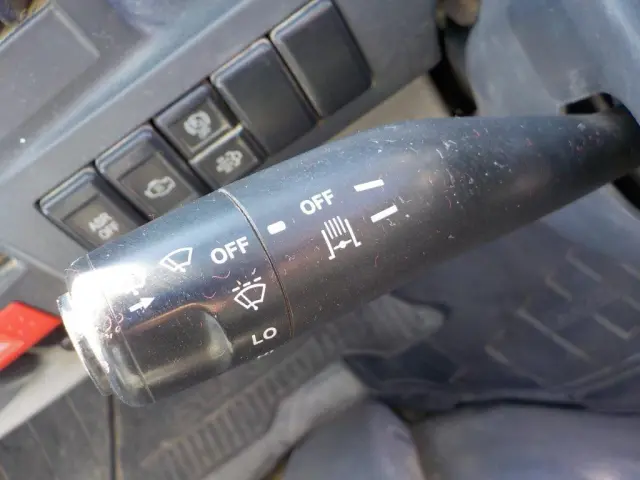 いすゞ エルフ BKG-NJR85AN(2WD)の写真24