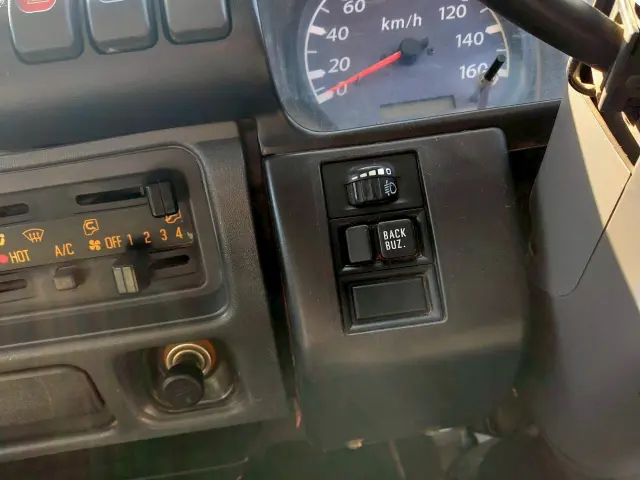 いすゞ エルフ PB-NKR81AD(2WD)の写真39