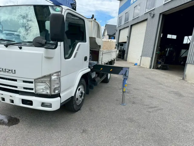 いすゞ エルフ BKG-NKR85R(2WD)の写真9