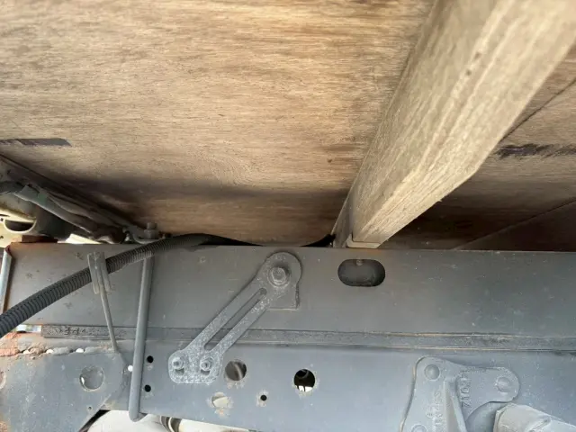 いすゞ エルフ BKG-NKR85R(2WD)の写真13