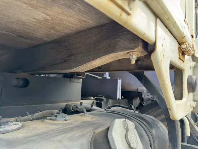 いすゞ エルフ BKG-NKR85R(2WD)の写真16