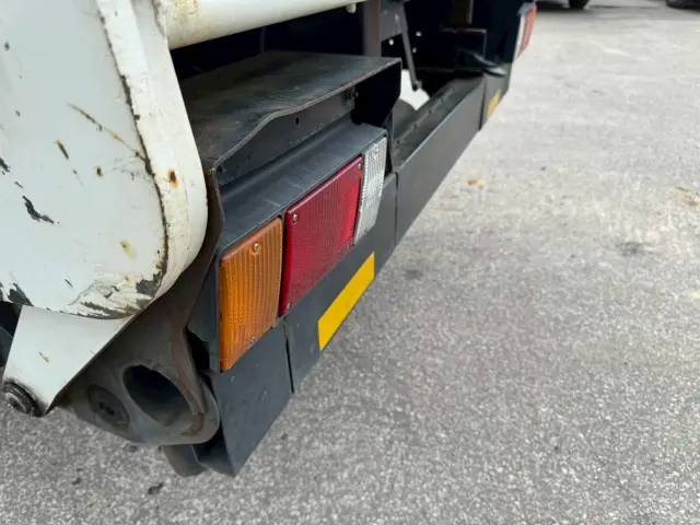 いすゞ エルフ BKG-NKR85R(2WD)の写真17