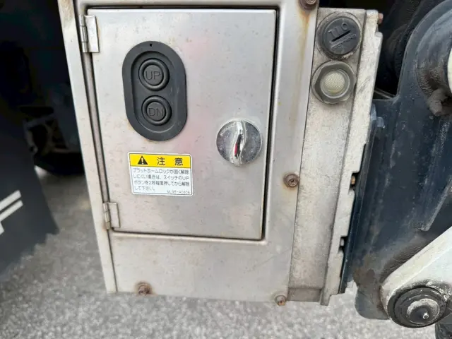 いすゞ エルフ BKG-NKR85R(2WD)の写真32