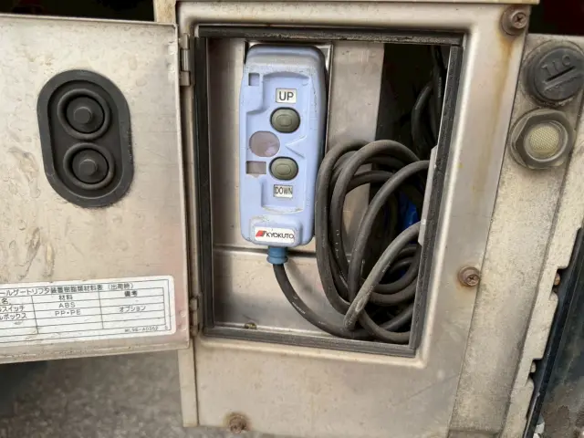 いすゞ エルフ BKG-NKR85R(2WD)の写真37