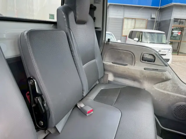 いすゞ エルフ BKG-NKR85R(2WD)の写真42