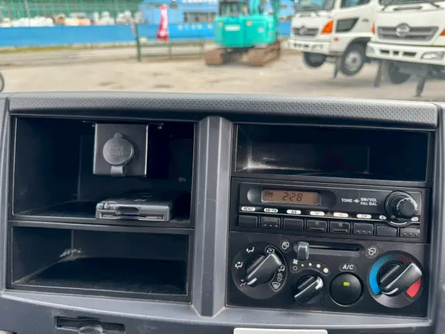 いすゞ エルフ BKG-NKR85R(2WD)の写真46