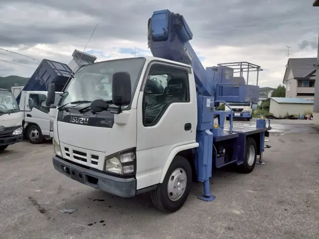 いすゞ エルフ PB-NKR81N(2WD)の写真1