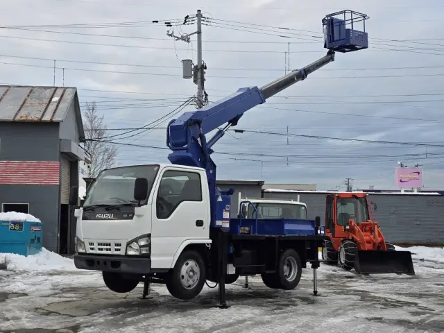 いすゞ エルフ PB-NKR81N(2WD)の写真2