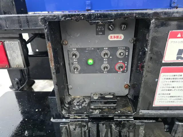 いすゞ エルフ PB-NKR81N(2WD)の写真24