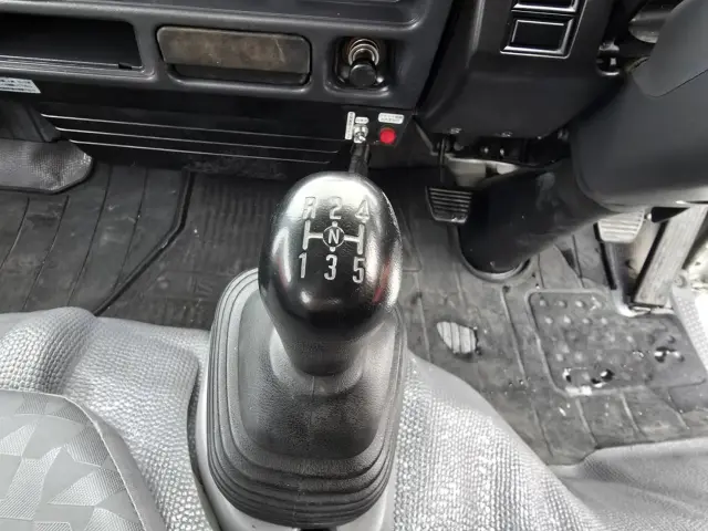 いすゞ エルフ PB-NKR81N(2WD)の写真33