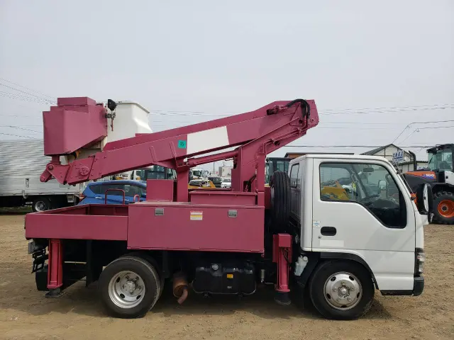 いすゞ エルフ PB-NKR81AN(2WD)の写真4