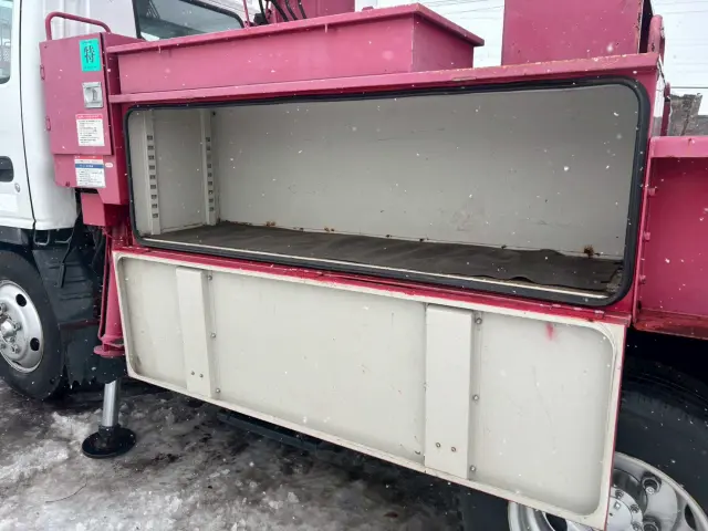 いすゞ エルフ PB-NKR81AN(2WD)の写真9