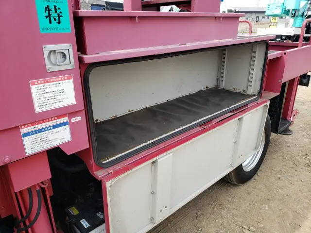 いすゞ エルフ PB-NKR81AN(2WD)の写真9