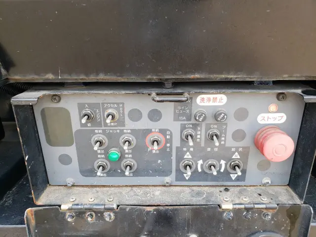 いすゞ エルフ PB-NKR81AN(2WD)の写真16