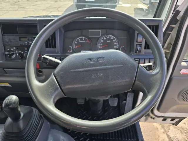 いすゞ エルフ BKG-NKR85AR(2WD)の写真24