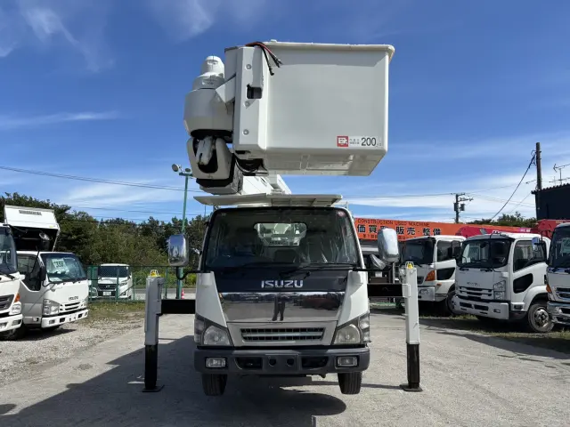 いすゞ エルフ PB-NKR81N(2WD)の写真2