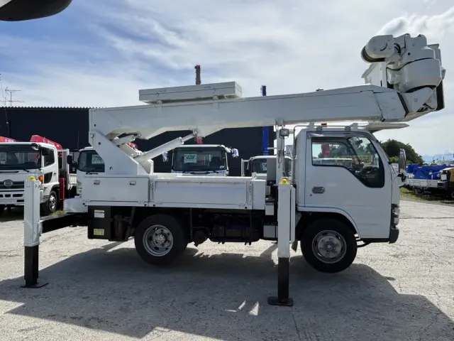 いすゞ エルフ PB-NKR81N(2WD)の写真4