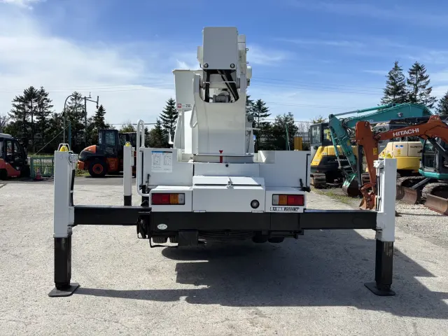いすゞ エルフ PB-NKR81N(2WD)の写真6