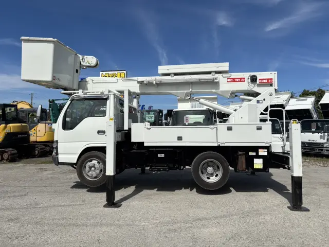いすゞ エルフ PB-NKR81N(2WD)の写真8