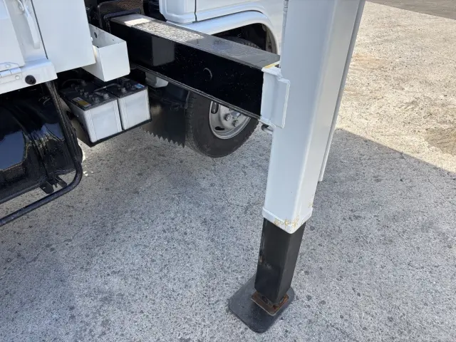 いすゞ エルフ PB-NKR81N(2WD)の写真9