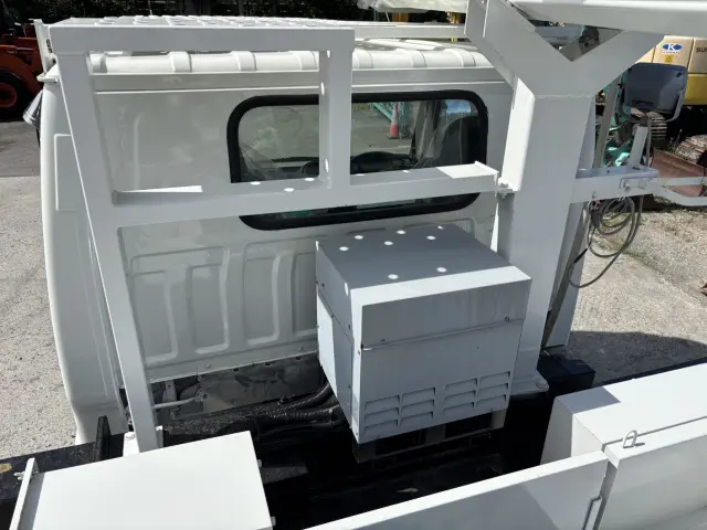 いすゞ エルフ PB-NKR81N(2WD)の写真18