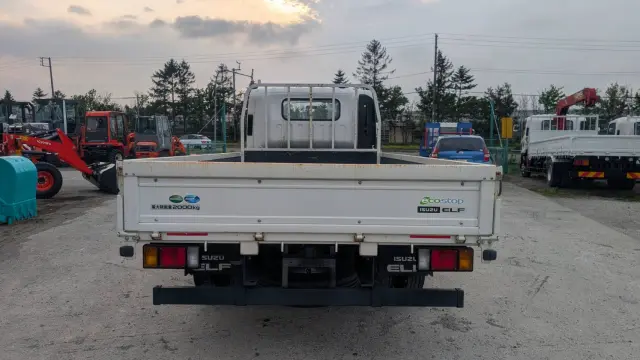 いすゞ エルフ 2RG-NPR88AR(2WD)の写真6