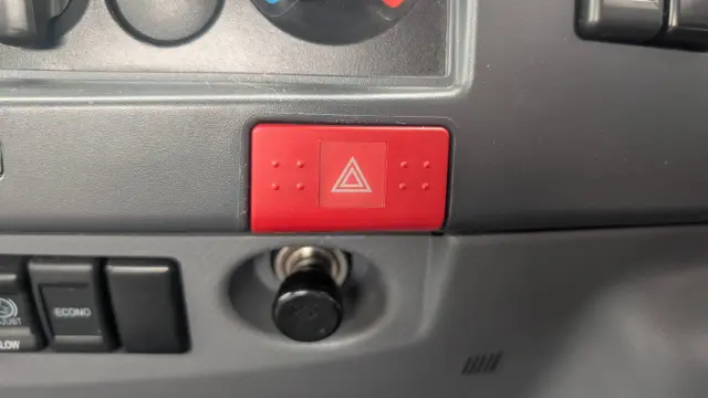 いすゞ エルフ 2RG-NPR88AR(2WD)の写真33