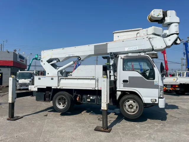 いすゞ エルフ SKG-NKR85YN(2WD)の写真5