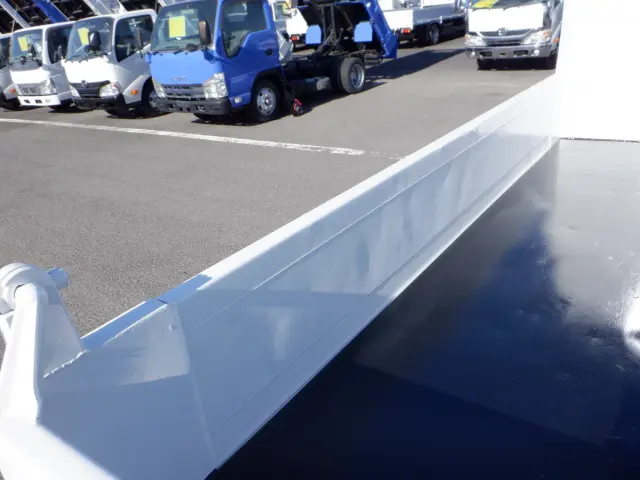 いすゞ エルフ 2RG-NKR88AD(2WD)の写真9