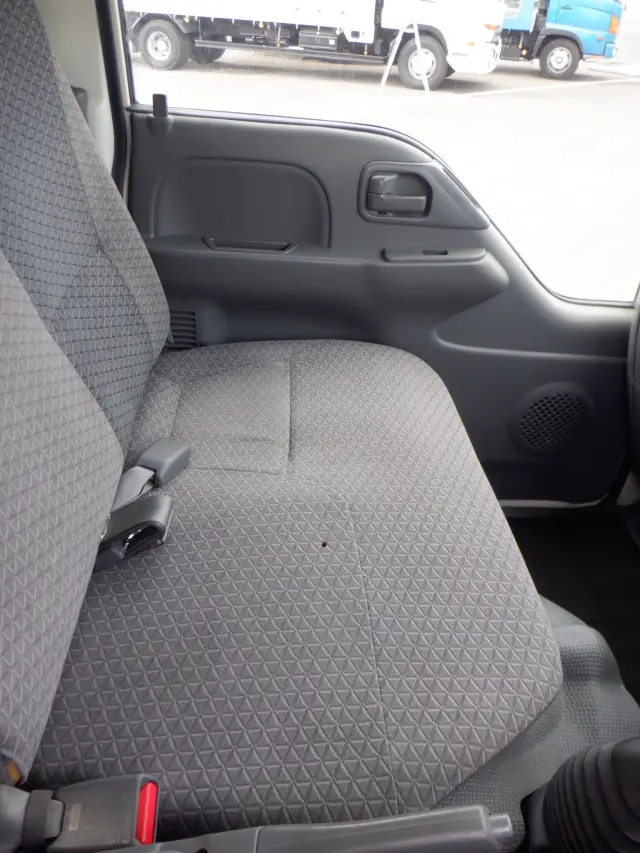 いすゞ エルフ 2RG-NHR88A(2WD)の写真28